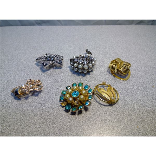 5 Brooches, 1 Keychain