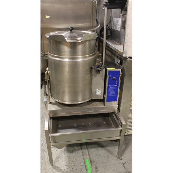 12 GALLON CLEVELAND TILTING STEAM KETTLE /W LID