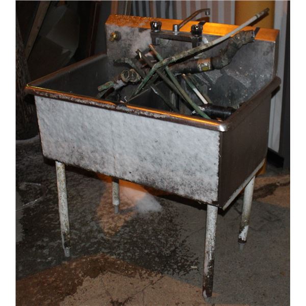 DOUBLE WELL STAINLESS STEEL SINK