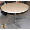 Image 1 : VINTAGE ROUND (42" DIAMETER) KITCHEN TABLE