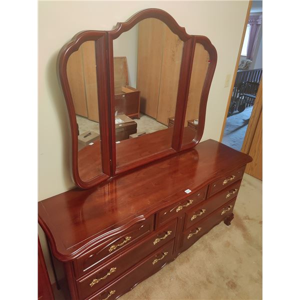 Gorgeous Bedroom Vanity & Dresser