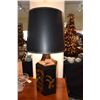 Image 2 : CHINOISERIE BLACK/GOLD HEXAGON LAMPS (PAIR)