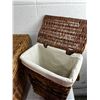 Image 2 : 2 wicker baskets with lids