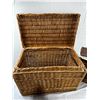 Image 3 : 2 wicker baskets with lids