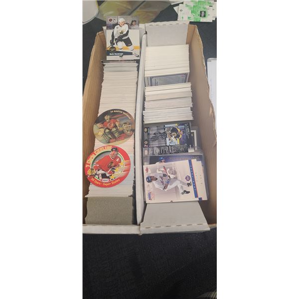 LARGE LOT OF UNSORTED NHL CARDS 1990