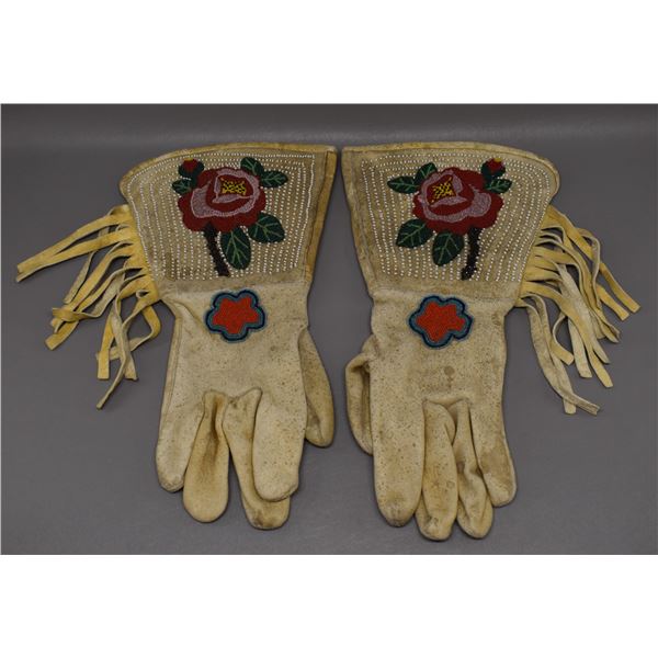NATIVE AMERICAN CREE BEADED GAUNTLETS