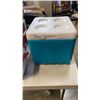 Image 3 : 3 COOLERS RUBBERMAID/COLEMAN