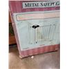 Image 2 : FOUR PAWS METAL SAFETY GATE - 30-34 INCHES