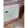 Image 3 : FOUR PAWS METAL SAFETY GATE - 30-34 INCHES