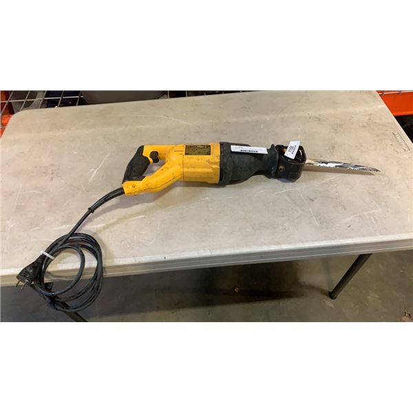 DEWALT DWE305 12.0 AMP RECIPROCATING SAW TESTED AND WORKING