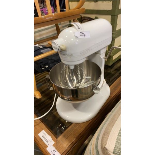 KITCHEN AID DELUXE 5 EDITION MIXER WITH ATTACHMENTS AND BOWL