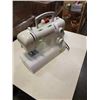 Image 2 : SINGER ESTEEM II SEWING MACHINE WITH PEDAL