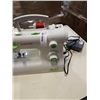 Image 3 : SINGER ESTEEM II SEWING MACHINE WITH PEDAL