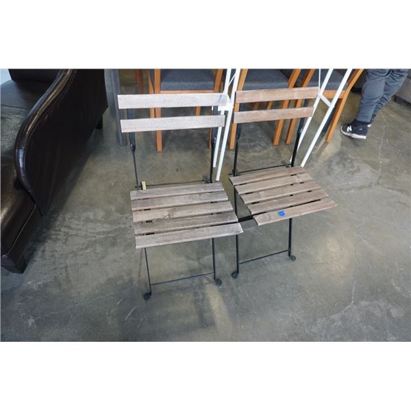 2 FOLDING CHAIRS