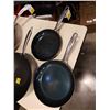 Image 2 : 4 WOKS AND BLUE DIAMOND PANS
