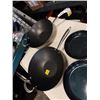 Image 3 : 4 WOKS AND BLUE DIAMOND PANS