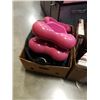 Image 2 : 2 BOXES OF BAGS PURSES, BACKPACKS, DOG CARRIER AND 2 PET BOWL HOLDERS