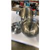 Image 13 : SET OF ALL-CLAD STAINLESS POTS AND PANS, AND KIRKLAND SIGNATURE MIXING BOWL SET