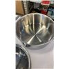 Image 15 : SET OF ALL-CLAD STAINLESS POTS AND PANS, AND KIRKLAND SIGNATURE MIXING BOWL SET