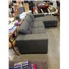 Image 5 : 2 PIECE SECTIONAL SOFA WITH OTTOMAN