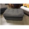 Image 7 : 2 PIECE SECTIONAL SOFA WITH OTTOMAN