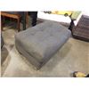 Image 8 : 2 PIECE SECTIONAL SOFA WITH OTTOMAN