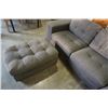 Image 9 : 2 PIECE SECTIONAL SOFA WITH OTTOMAN