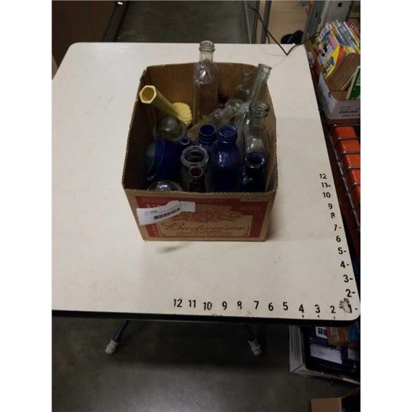 TRAY OF VINTAGE GLASS BOTTLES, BLUE APOTHECARY BOTTLES