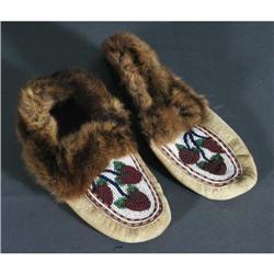 1 PAIR OF NATIVE ALASKAN MOCCASINS with beave