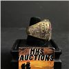 Image 2 : LOS ANGELES LAKERS 2020 "JAMES" CHAMPIONSHIP REPLICA RING "KOBE THIS IS FOR YOU" (ref#424)