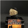 Image 3 : LOS ANGELES LAKERS 2002 "BRYANT" CHAMPIONSHIP REPLICA RING (ref#425)