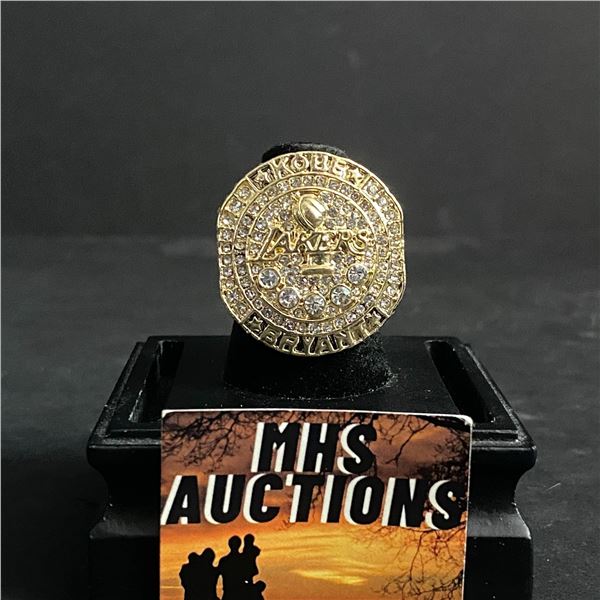 LOS ANGELES LAKERS KOBE BRYANT RETIREMENT CHAMPIONSHIP REPLICA RING (ref#428)