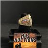 Image 2 : LOS ANGELES LAKERS 2000 "BRYANT" CHAMPIONSHIP REPLICA RING (ref433)