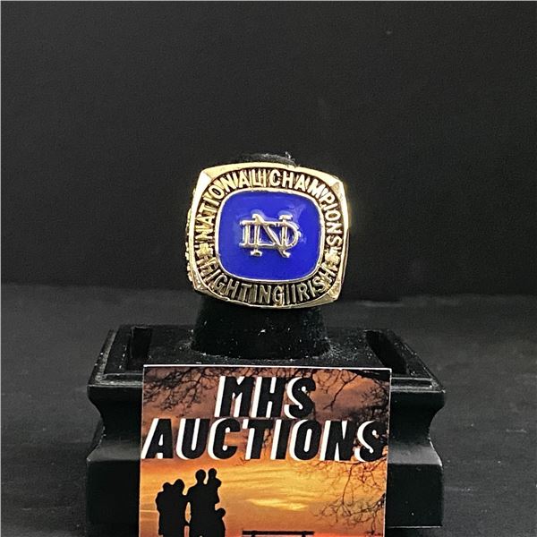 NOTRE DAME FIGHTING IRISH NATIONAL CHAMPIONS 1947 "LEAHY" CHAMPIONSHIP REPLICA RING (ref1020)