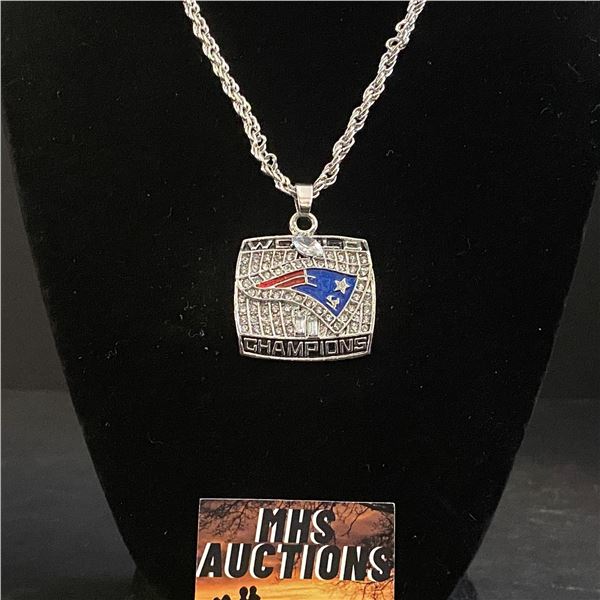 NEW ENGLAND PATRIOTS N.F.L 2001 CHAMPIONSHIP NECKLACE (refR57)