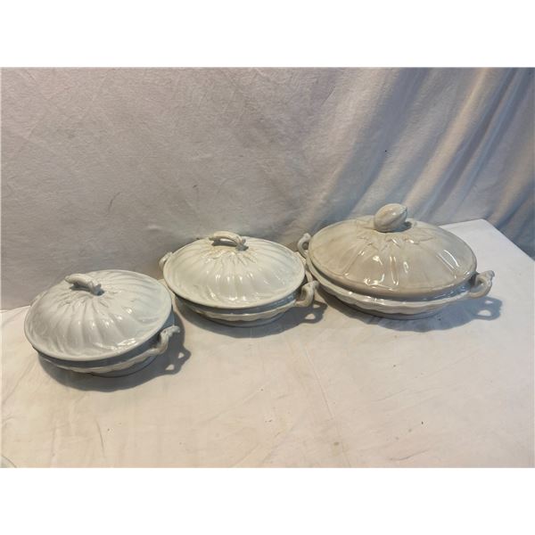 Lidded bakeware 2 England ect