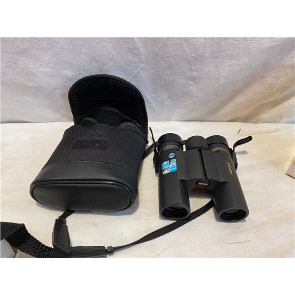 Len tax binoculars and case