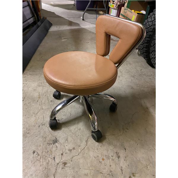 Short rolling stool