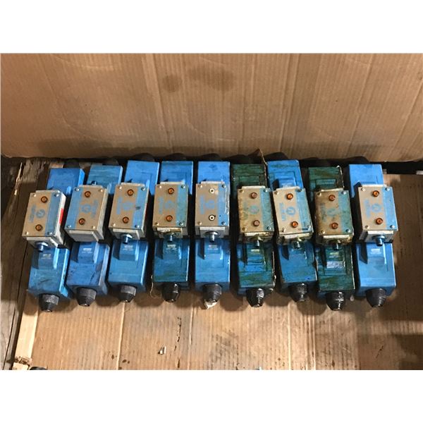 Lot of Vickers #PA4DG4S4LW-016C-H-60-S558 Valves