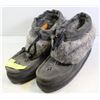 Image 1 : GREY MANITOBAH MUKLUKS SIZE 8