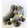 Image 1 : VINTAGE SIZE 7 ROLLER SKATES