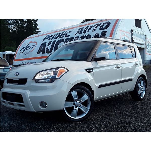 C6B --  2011 KIA SOUL PLUS, White, 202865 KM's