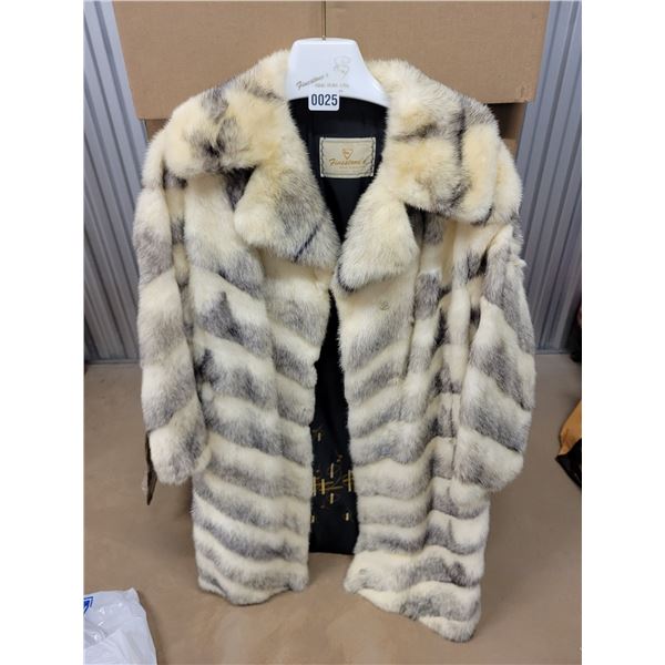 Finestone's Fine Fur Jacket Calgary Alberta Size Unknown *Hole in Shoulder