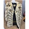 Image 3 : Finestone's Fine Fur Jacket Calgary Alberta Size Unknown *Hole in Shoulder