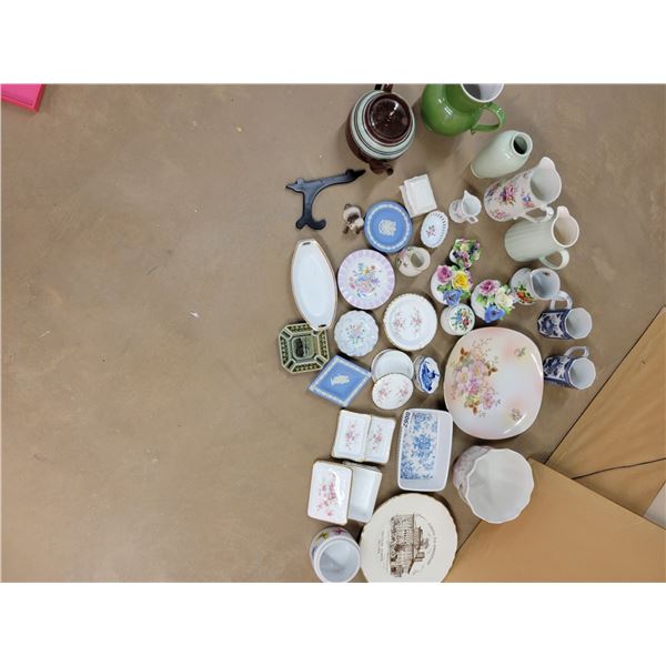 Various Porcelain, Ceramic & China Collectibles