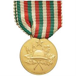 Medaglia d'oro 1968 Cinquantenario della Vittoria, con nastrino originale in lotto con 4 decorazioni