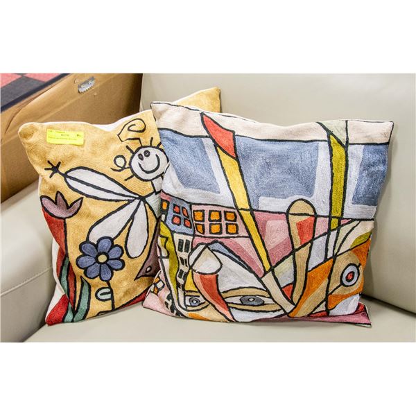 PAIR OF SHOW HOME PILLOWS