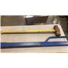 Image 2 : 2 METAL PRY BARS AND SLEDGEHAMMER
