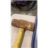 Image 3 : 2 METAL PRY BARS AND SLEDGEHAMMER