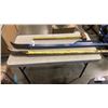 Image 4 : 2 METAL PRY BARS AND SLEDGEHAMMER